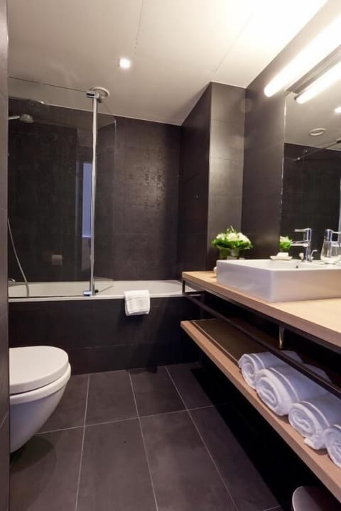 Standard Double Room | Bathroom | Shower, hair dryer, towels