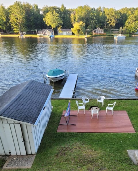 Lower deck as seen from the upper deck