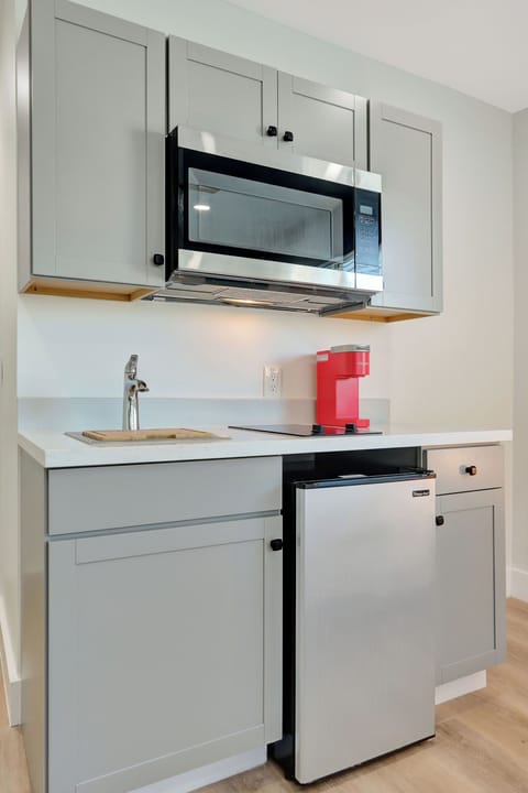 Room 3 | Private kitchen | Full-size fridge, microwave, coffee/tea maker, toaster