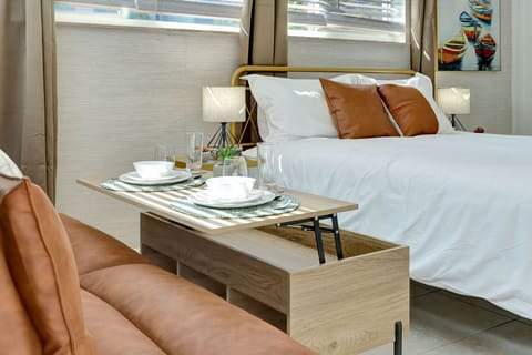 Room 5 | In-room dining