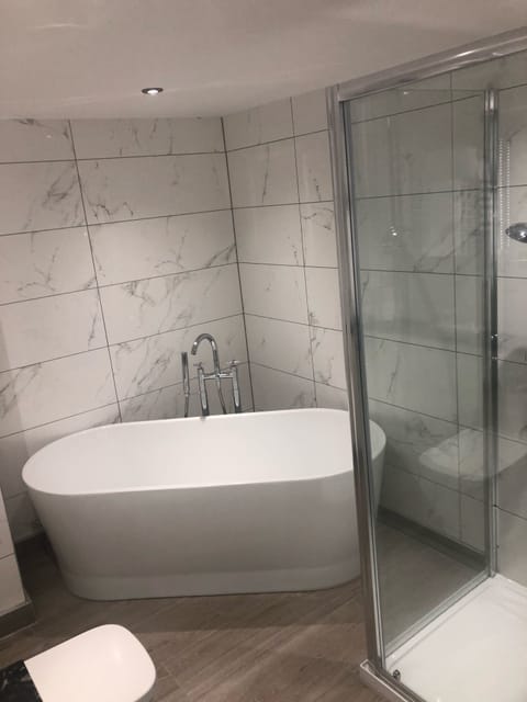 Arran Suite | Bathroom | Combined shower/tub, free toiletries, hair dryer, towels