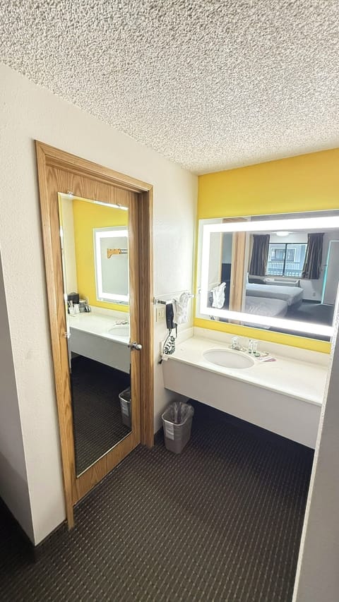 Deluxe Room | Bathroom | Combined shower/tub, free toiletries, hair dryer, towels
