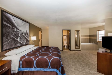 Suite, 1 King Bed, Non Smoking | 1 bedroom, desk, blackout drapes, iron/ironing board