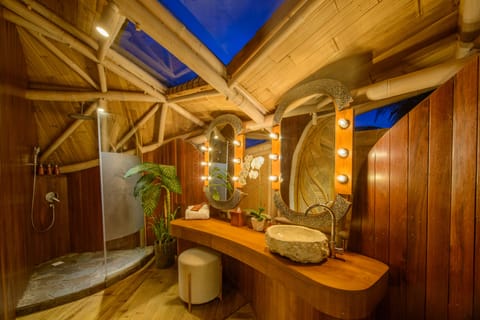 Tree House (Avatar) | Bathroom | Free toiletries, hair dryer, bathrobes, slippers