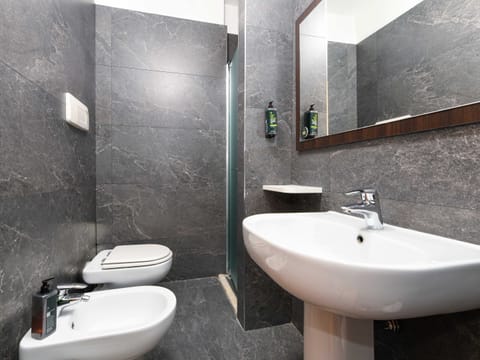 Superior Double Room, Non Smoking | Bathroom | Shower, hair dryer, bidet, towels