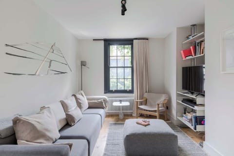 Islington Townhouse beautifully maintained black barn