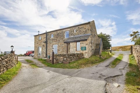 The Hayloft, Burley Woodhead - Host & Stay