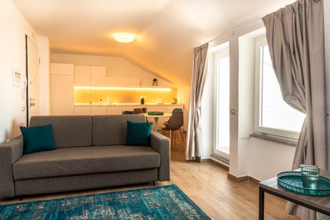 Full-size fridge, oven, stovetop, dishwasher