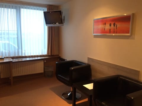 Standard Twin Room | Down comforters, minibar, in-room safe, desk