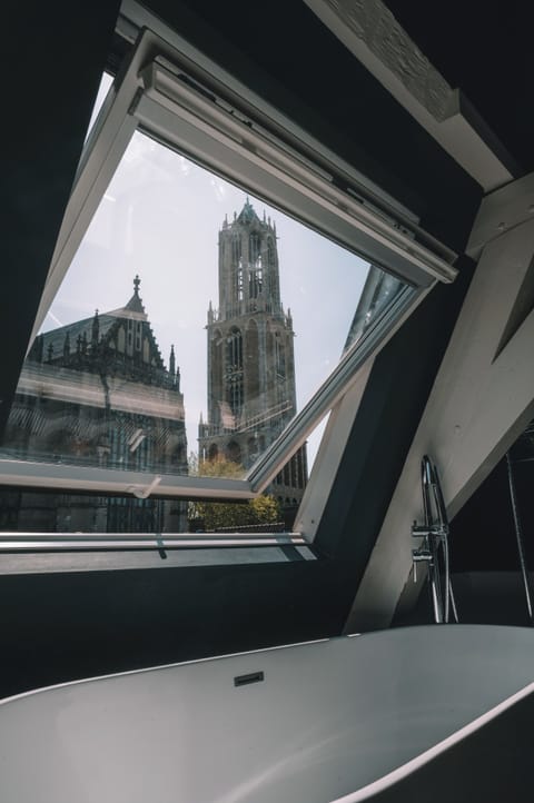 Executive Double Room, 1 King Bed | Bathroom | Designer toiletries, hair dryer, towels, soap