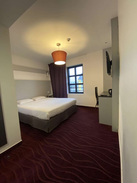 Desk, soundproofing, free WiFi, bed sheets