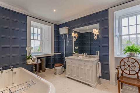 Separate tub and shower, deep soaking tub, rainfall showerhead