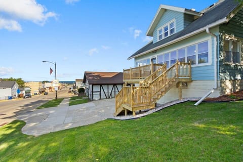 Street view of the front of the house facing Ellis Street.  This home is located behind a business, making for no neighbors and a very quiet and private backyard for your enjoyment.