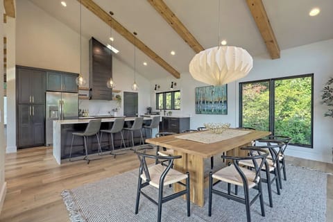 Dining area and kitchen bar seating for 4