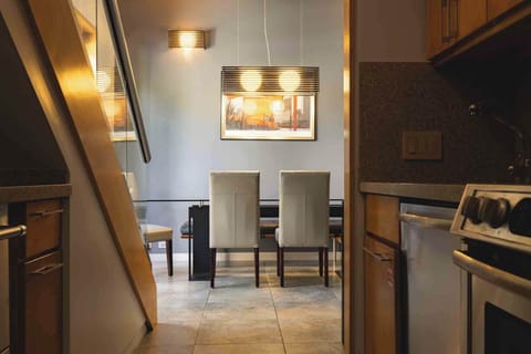 Front House - Dining Table - Seating for 6