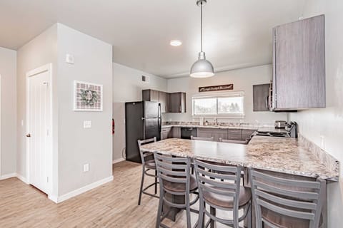 Built-in breakfast bar with 6 barstools