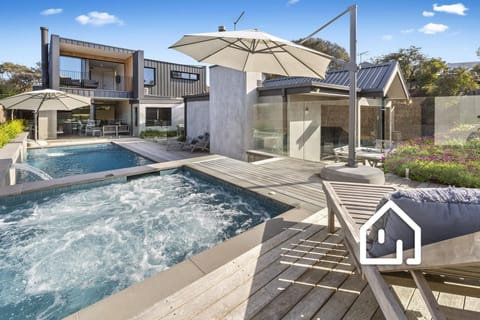 Resort luxury with solar heated pool and gas heated spa 