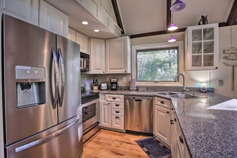 This fully equipped kitchen features all of the bells and whistles.