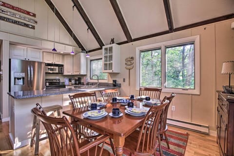 There's additional seats available at the breakfast bar.