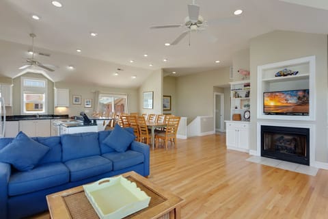 The large Great Room features bright natural light, plenty of coastal décor, and comfortable furniture perfect for gathering together.