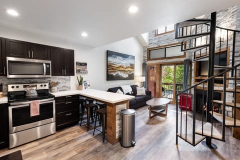 Lofted ceilings, open living, and serious mountain vibes