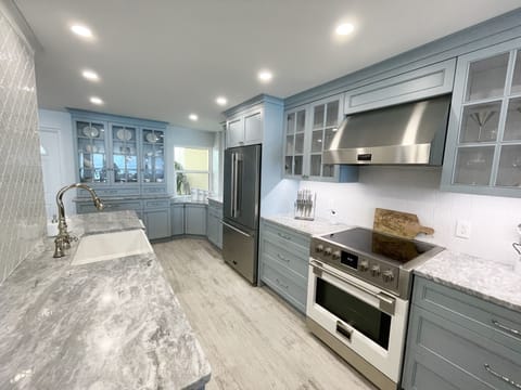 Brand new (mid 2022) state of the art, high end appliances