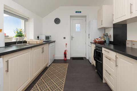 Cottage | Private kitchen | Fridge, dishwasher, electric kettle, toaster