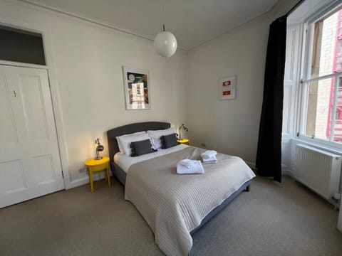 Main bedroom kingside bed