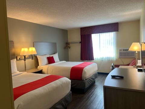 Desk, soundproofing, free WiFi, bed sheets