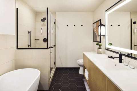 Superior Room, 1 King Bed, Accessible | Bathroom | Free toiletries, hair dryer, towels, soap