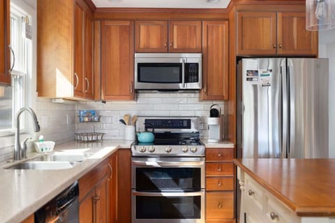 Fully equipped kitchen with modern appliances.