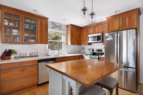 Cooking feels like a breeze in this kitchen, complete with all the essentials and more.