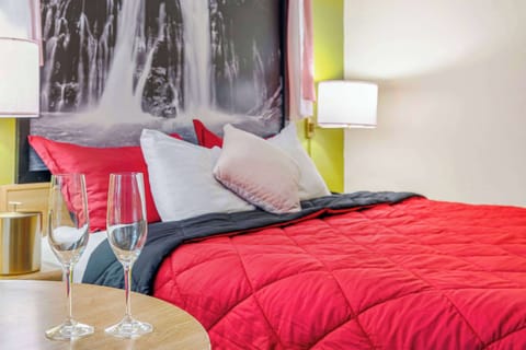 Honeymoon Suite, 1 King Bed, Non Smoking | Laptop workspace, free cribs/infant beds, free WiFi, bed sheets