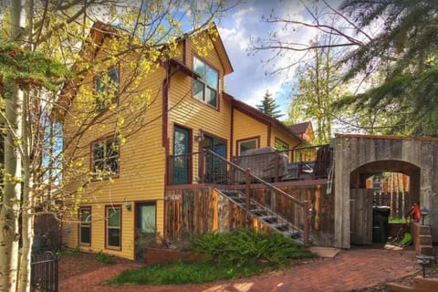 Aspen Hideaway in Breck — A luxe 3-story retreat tucked in the Aspens, steps to downtown—dual living spaces, hot tub, and five plush bedrooms await. 🌲✨