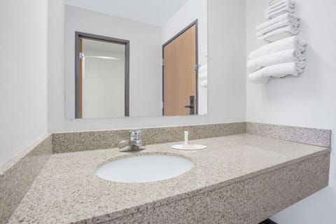 Combined shower/tub, free toiletries, hair dryer, towels