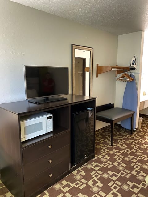 Room, 1 Queen Bed, Non Smoking | Individually decorated, individually furnished, desk, laptop workspace