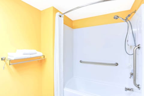 Combined shower/tub, free toiletries, hair dryer, towels