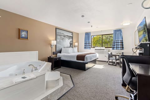 Suite, 1 King Bed, Non Smoking, Jetted Tub (Walk-in Shower) | Iron/ironing board, free cribs/infant beds, rollaway beds, free WiFi