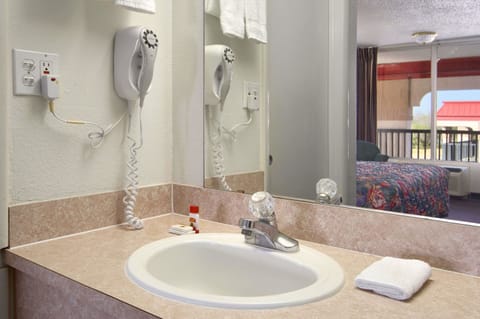 Combined shower/tub, free toiletries, hair dryer, towels
