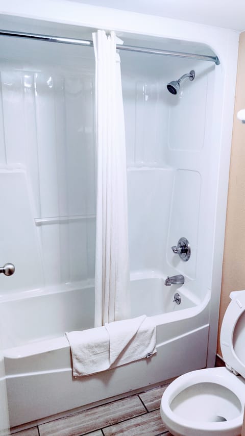 Combined shower/tub, free toiletries, hair dryer, towels
