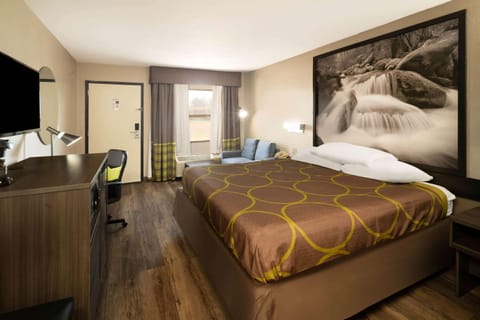 Suite, 1 King Bed, Non Smoking, Ground Floor | Iron/ironing board, rollaway beds, free WiFi, bed sheets