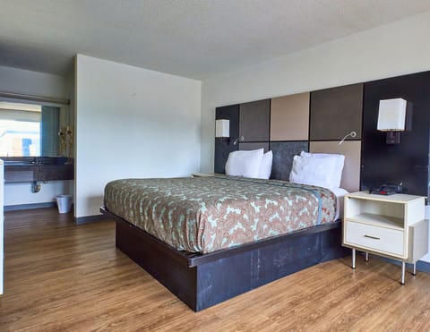 Iron/ironing board, free WiFi, bed sheets, alarm clocks