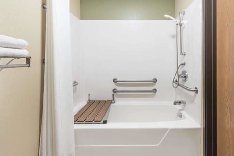 Combined shower/tub, hair dryer, towels