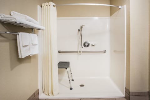 Combined shower/tub, free toiletries, hair dryer, towels
