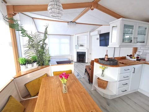 Cabin | Private kitchen | Fridge, microwave, oven, stovetop