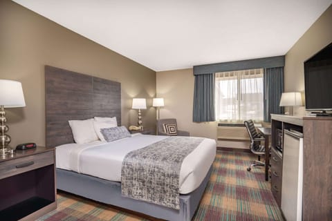 Deluxe Room, 1 King Bed, Non Smoking (Sofabed) | Desk, iron/ironing board, free cribs/infant beds, rollaway beds