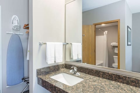 Combined shower/tub, free toiletries, towels