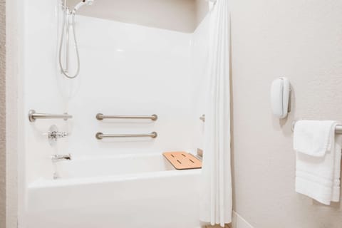 Combined shower/tub, hair dryer, towels
