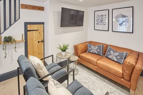 Grumbles Cottage, Whitby - Host & Stay