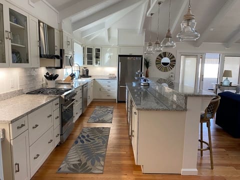 Gourmet Kitchen Featuring a Viking Dual-Fuel Cooktop & Oven